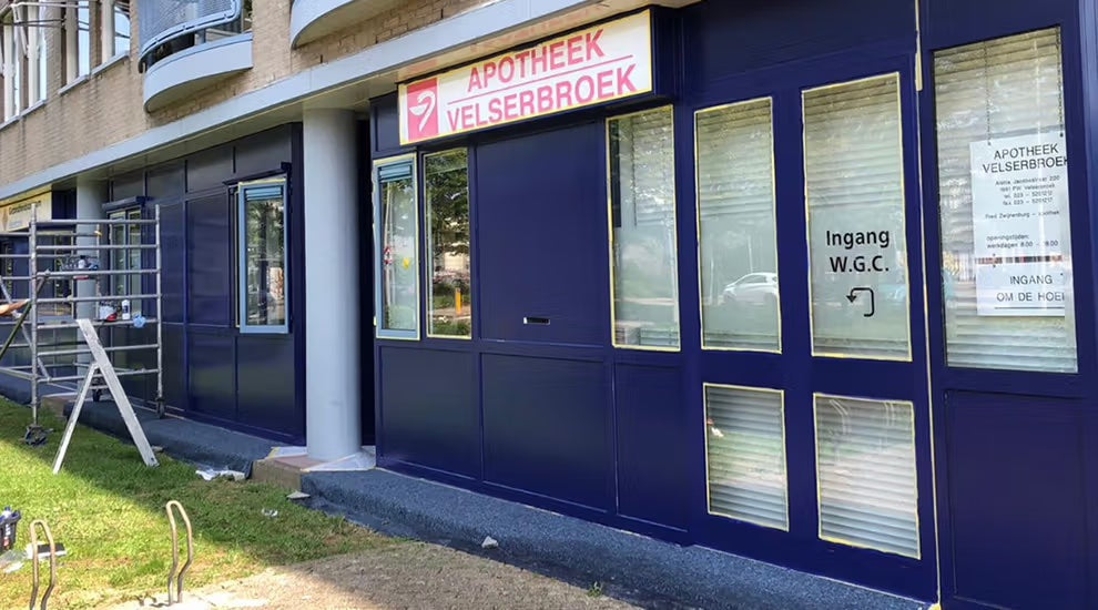Gevelpanelen en zwarte kozijnen met nieuwe coating