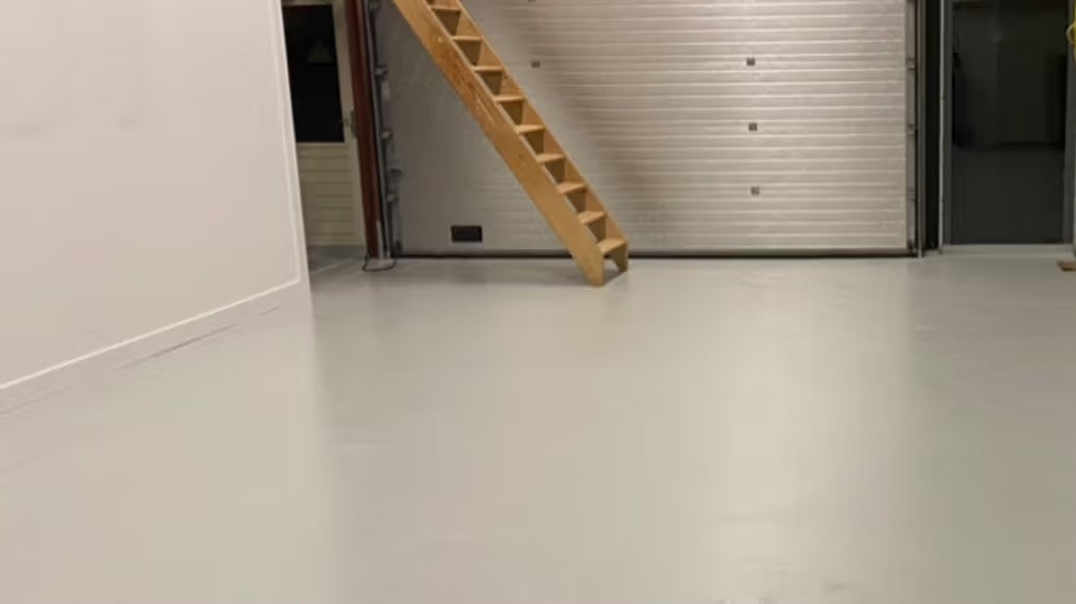 Betonnen garagevloer met antracietkleurige coating
