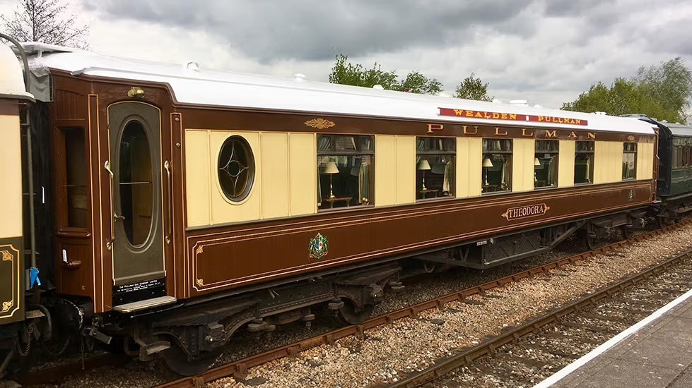 Gelakte houten Pullman-treinstellen van Kent and East Sussex Railway