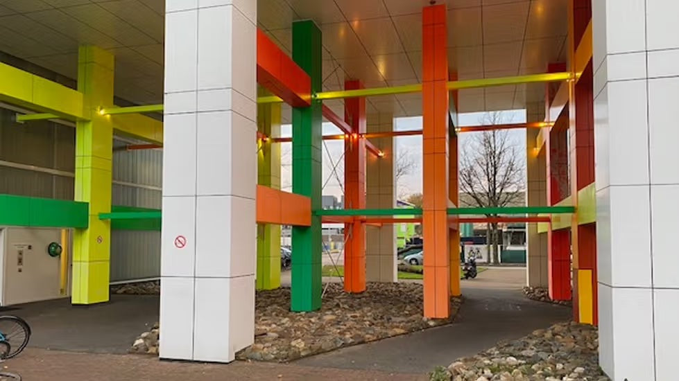 Gecoate composietpilaren bij studentencomplex DUWO