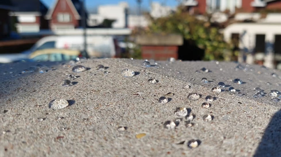 Gereinigde betonnen gevelrand bij Van der Valk Hotel met transparante beschermlaag