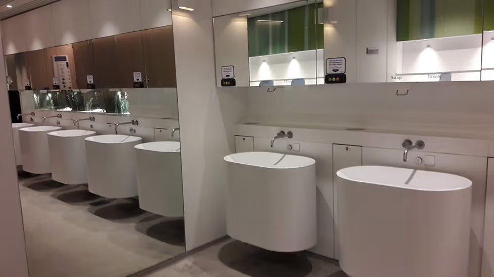 Sanitaire ruimte Schiphol met gecoate voegen