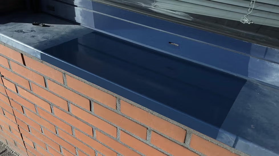 Schoolgebouw met opgefriste aluminium kozijnen behandeld met glanzende beschermcoating