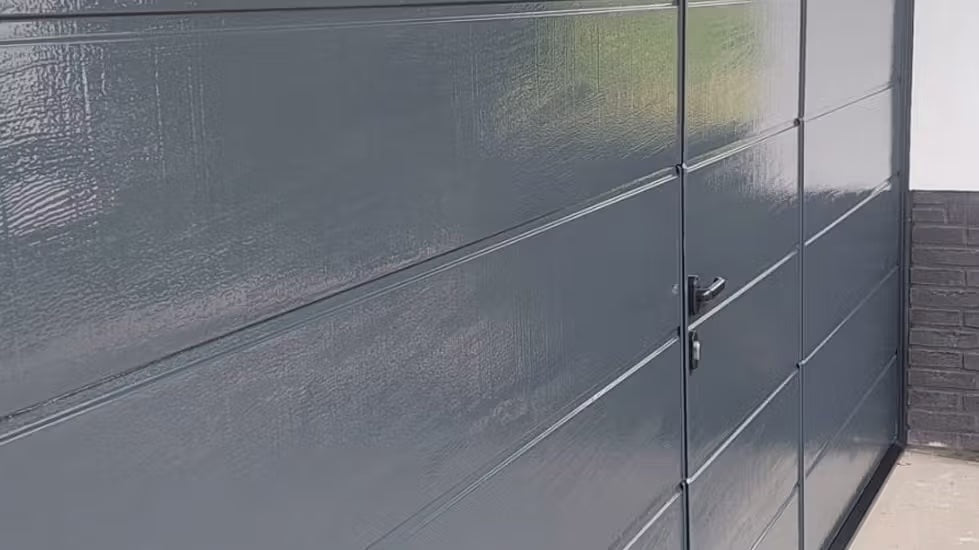 Overheaddeur met herstelde kleur en matte beschermlaag