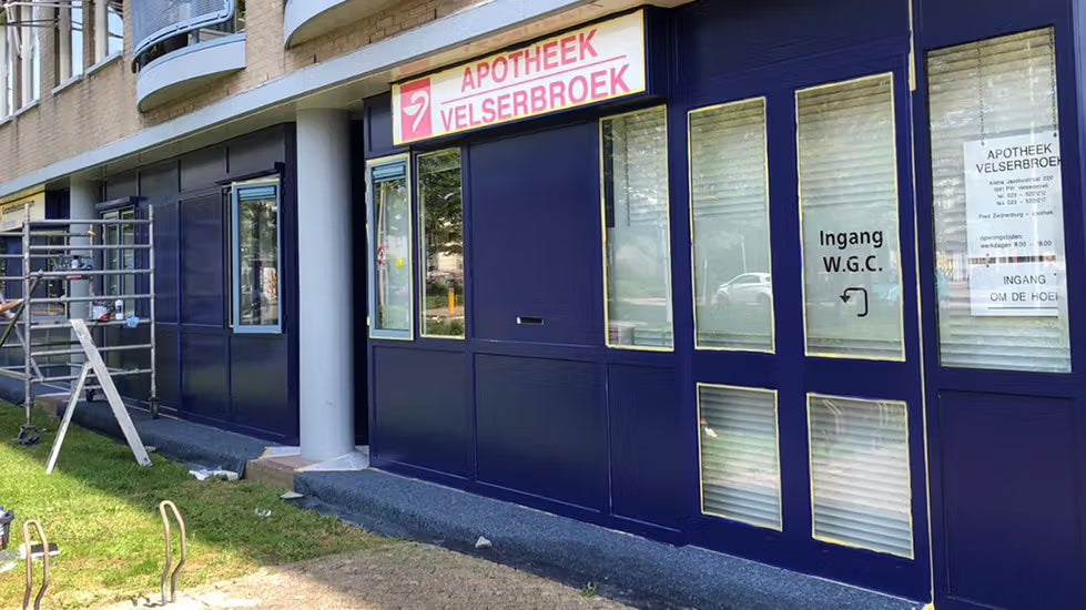 Gerenoveerde gevelkozijnen bij gezondheidscentrum Velserbroek