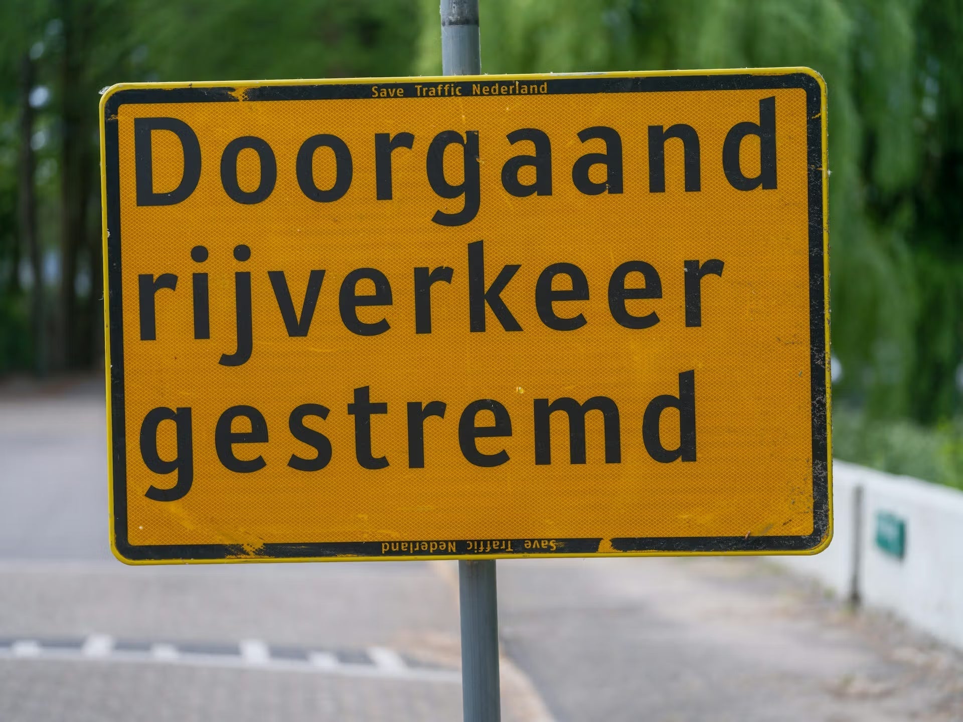 Voorkom problemen door vervuilde verkeersborden met onze 2-in-1 oplossing